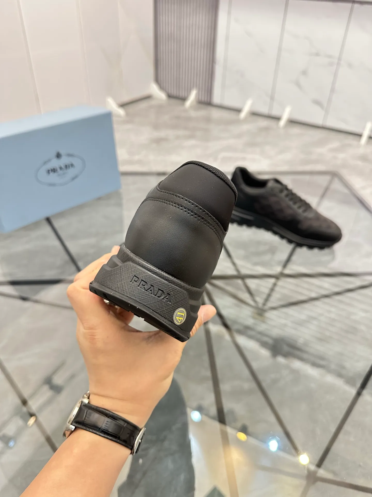 Men's shoes: 💰P440¥ Product trademark: Prada *"Prada*" low-top casual shoes Regular size: 38-44 (can be customized to 45.46) Product materials: imported cowhide upper, sheepskin lining, original outsole. Number: 835